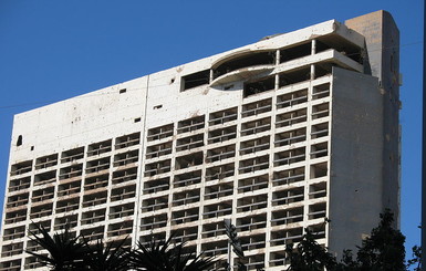 Изрешеченный пулями отель в Бейруте выставили на аукцион