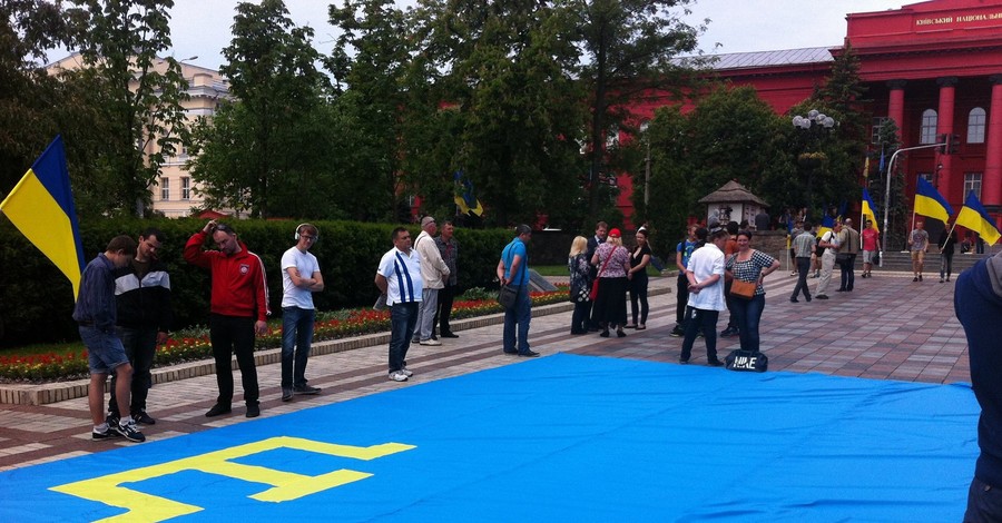 В Киеве 70-летие депортации крымских татар отметили многолюдным шествием
