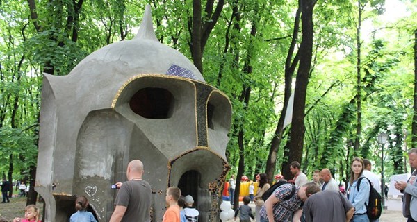 В киевском парке установили гигантскую голову 