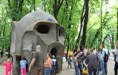 В киевском парке установили гигантскую голову 