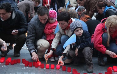 Во Львове из свечей выложили карту Крыма и герб крымско-татарского народа