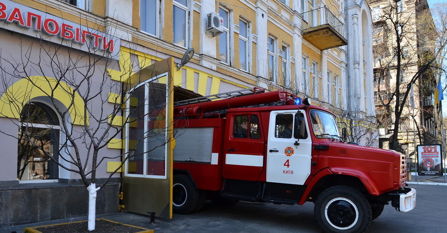Киевским спасателям удалось спасти из огня семерых человек