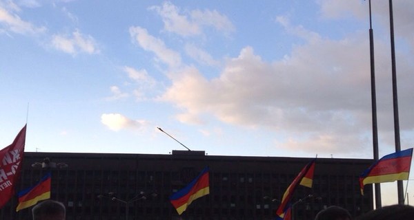 Почему флаг на госадминистрации в Запорожье накренился?