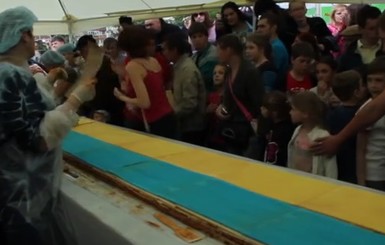 В Киеве съели самый длинный торт в Украине