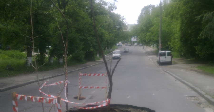 В Киеве улица ушла под землю