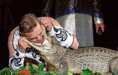 В России на циркового крокодила упала 120-килограммовая женщина