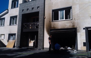 В Днепропетровске подожгли гараж и машину Царева