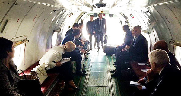 Министры добирались на заседание Кабмина на военном самолете