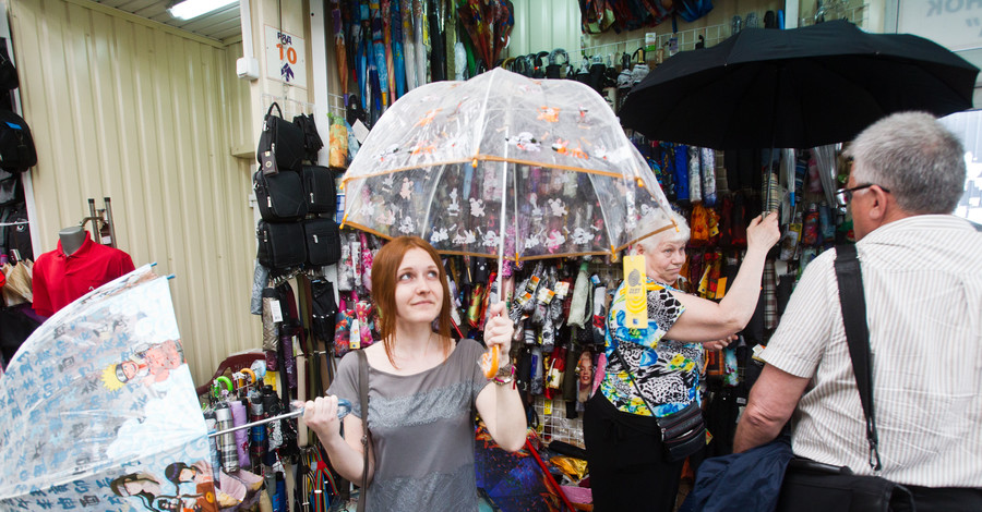 В Киеве дожди сейчас идут, но резиновые сапожки все же не берут