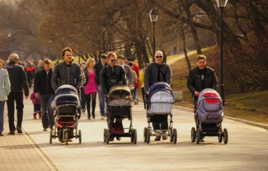 В Кривом Роге молодые отцы перепутали детские коляски