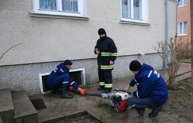 На Львовщине в подтопленных районах санстанция проверяет воду в колодцах