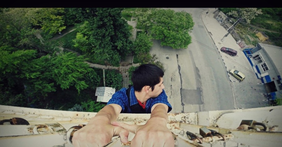 17-летний трюкач из Одессы прошелся по перилам 30-метрового моста