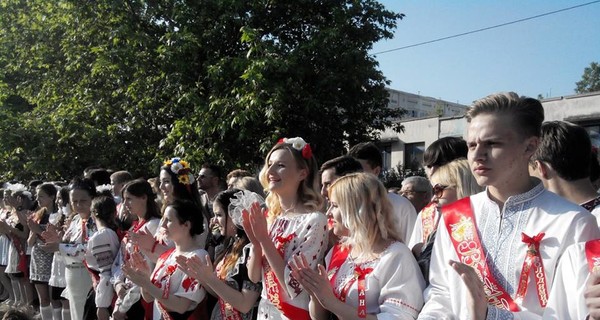 В Севастополе школьники пришли на выпускной в вышиванках