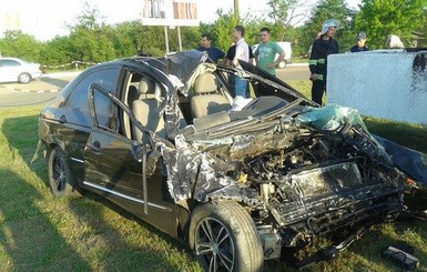 На Львовщине автомобиль врезался в ограждение монумент и перевернулся