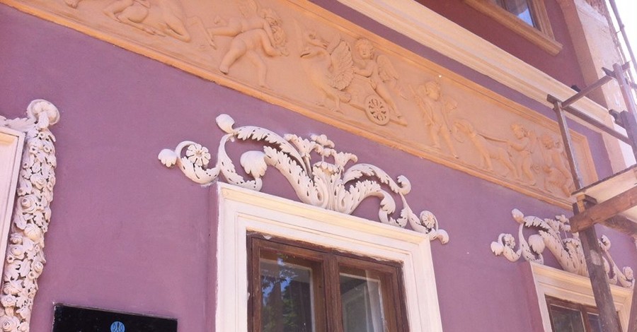 В Одессе директор художественного музея самостоятельно ремонтирует фасад здания