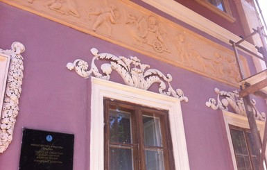 В Одессе директор художественного музея самостоятельно ремонтирует фасад здания