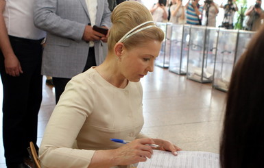 Кандидат в президенты Юлия Тимошенко проголосовала в компании мужа и дочки