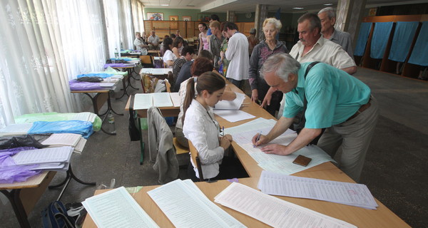 Киевляне выстраиваются в огромные очереди, чтоб проголосовать