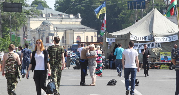Жители киевского Майдана Незалежности идут голосовать с оружием