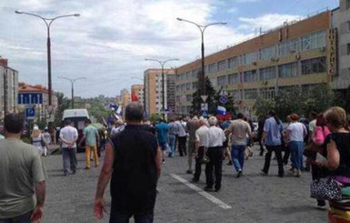 Митингующие в Донецке пошли к  резиденции Ахметова