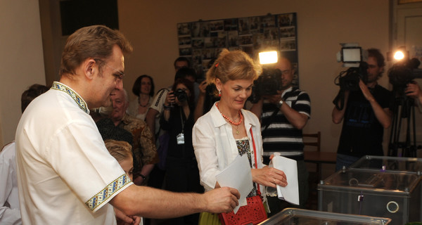 Мэр Львова Андрей Садовый с семьей пришел на избирательный участок в вышиванках