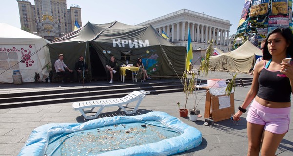На Майдане появился бассейн перед палаткой Крыма