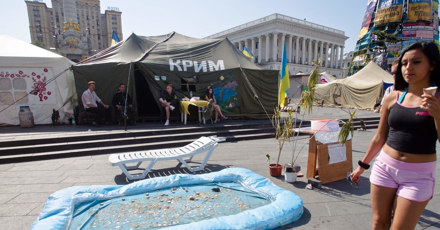 На Майдане появился бассейн перед палаткой Крыма