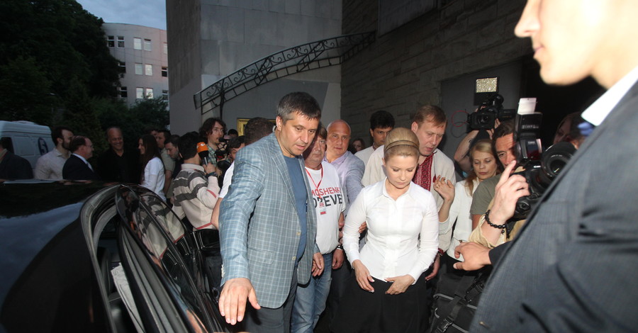 Тимошенко ушла со сцены, узнав результаты экзит-полла