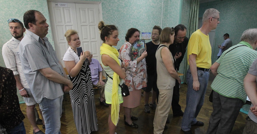 В день выборов киевляне жаловались на очереди и списки