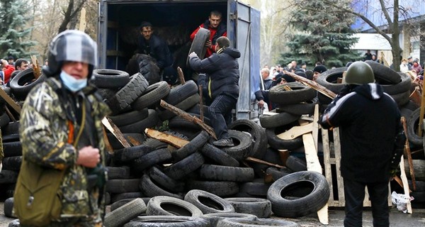 Большой бой в Славянске: люди бросают дома и прячутся в школьном бомбоубежище