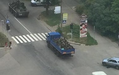 Через центр Донецка идет военная колонна 