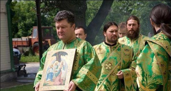Священники вспомнили, как Порошенко облачился в церковное платье и возглавил крестный ход