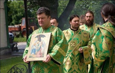 Священники вспомнили, как Порошенко облачился в церковное платье и возглавил крестный ход