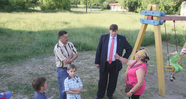 Харьковского губернатора соседи просят помочь со здоровьем, а вице-мэру жалуются на трубы