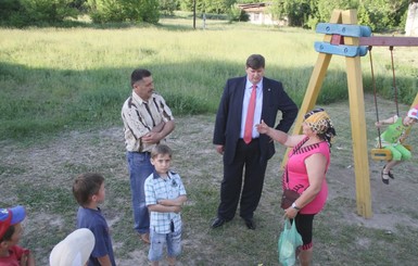 Харьковского губернатора соседи просят помочь со здоровьем, а вице-мэру жалуются на трубы