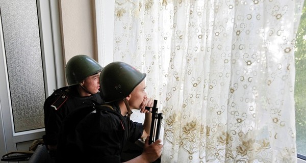 В осаждаемой военной части в Александровске находятся матери солдат-луганчан