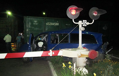 В Киевской области микроавтобус врезался в поезд, есть жертвы