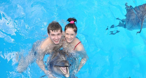 В Киеве 700 детей превратятся в огромного дельфина