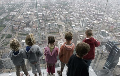 В США под ногами у посетителей небоскреба растрескался стеклянный пол
