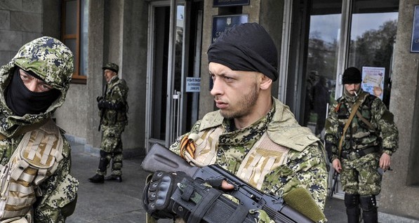 В Артемовске вооруженные активисты потребовали собрать депутатов в горсовете