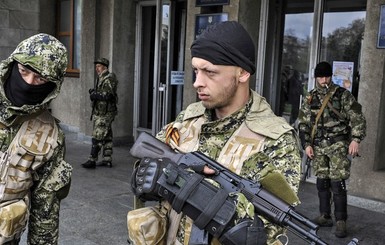 В Артемовске вооруженные активисты потребовали собрать депутатов в горсовете