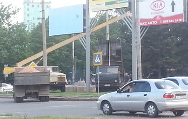В Донецке возле автостанции строят бетонный блок-пост
