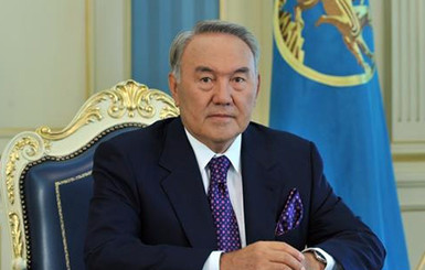 Назарбаев поздравил Порошенко с победой на выборах