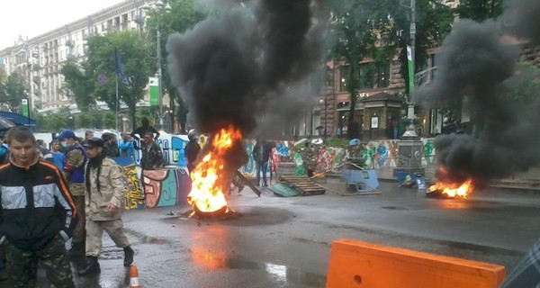 В Киеве на улице Грушевского все-таки начали демонтировать баррикады