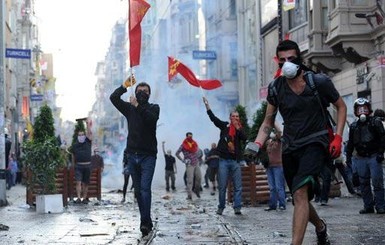 В Стамбуле на акциях протеста полиция применила водометы