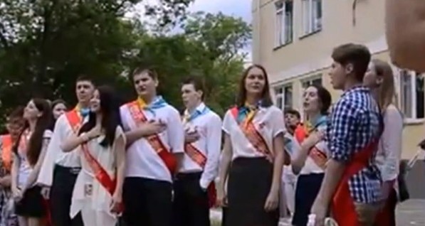 Крымские школьники спели на выпускном гимн Украины