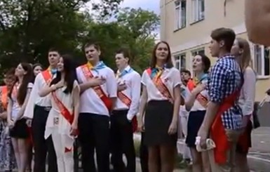 Крымские школьники спели на выпускном гимн Украины