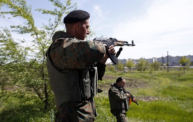 Луганским пограничникам, которых с 4 утра обстреливают и взрывают, выслали подмогу – 400 бойцов