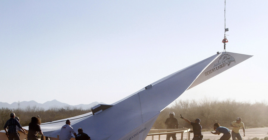 В небо запустили гигантский бумажный самолет весом 360 килограммов