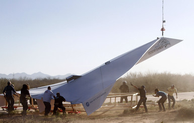 В небо запустили гигантский бумажный самолет весом 360 килограммов